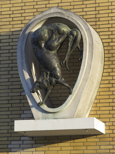 906662 Afbeelding van het bronzen beeldhouwwerk 'De rat in de rioolbuis' van Jan van Luijn (1916-1995), geplaatst in ...